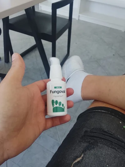 Fungoval bočica na dlanu