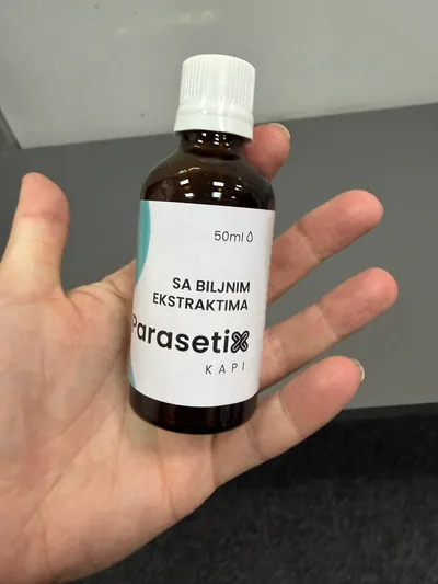 Parasetix bočica od 50 ml na dlanu